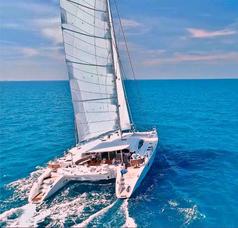 catamaran_laysan_sailing1 catamaran_laysan_sailing1