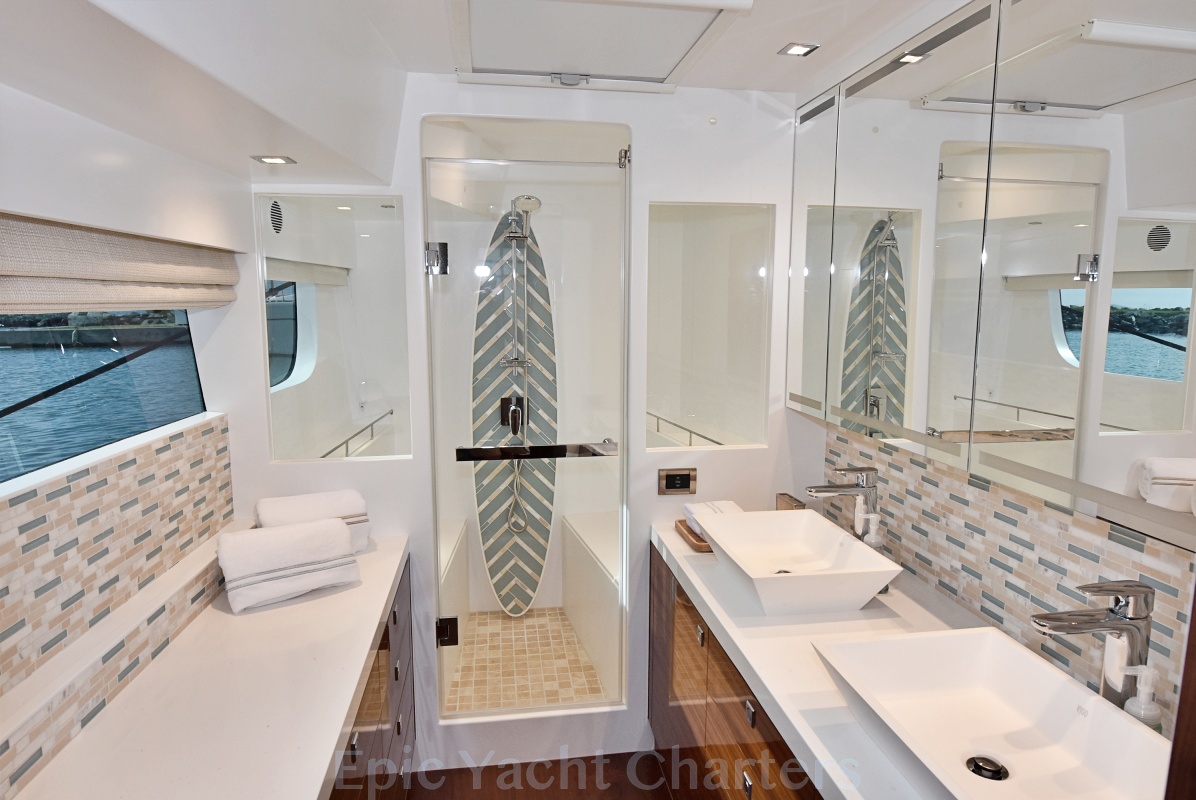 catamaran_mucho_gusto_master_en-suite catamaran_mucho_gusto_master_en-suite