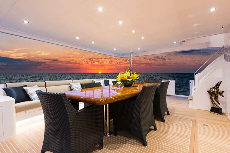 power_catamaran_seaglass_aftdeck_dining power_catamaran_seaglass_aftdeck_dining