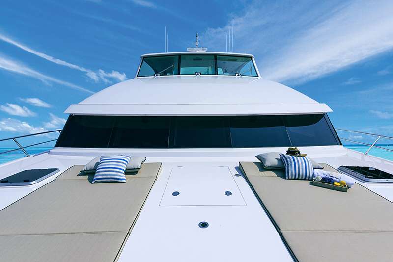 power_catamaran_seaglass_foredeck_lounge power_catamaran_seaglass_foredeck_lounge
