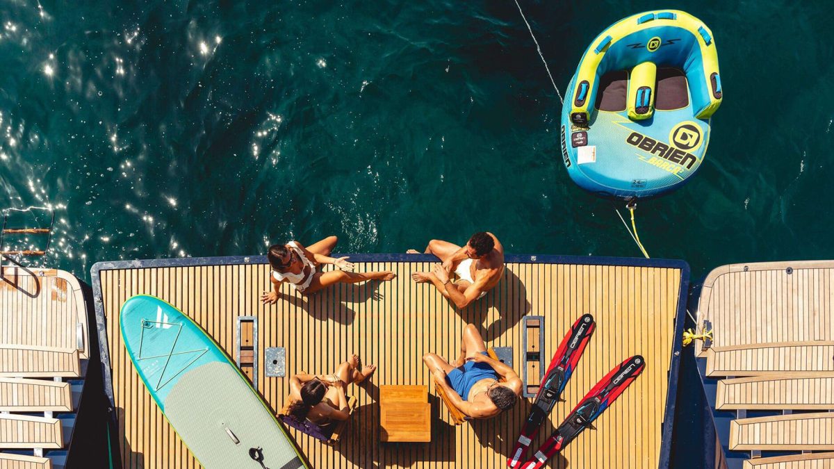 Mischeivious Yacht Water Toys