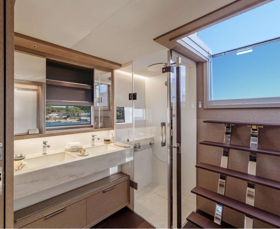 Catamaran_Aura_master_cabin_ensuite