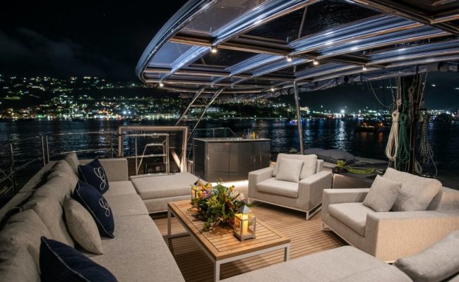 Catamaran_Gracious_skylounge_night Catamaran_Gracious_skylounge_night