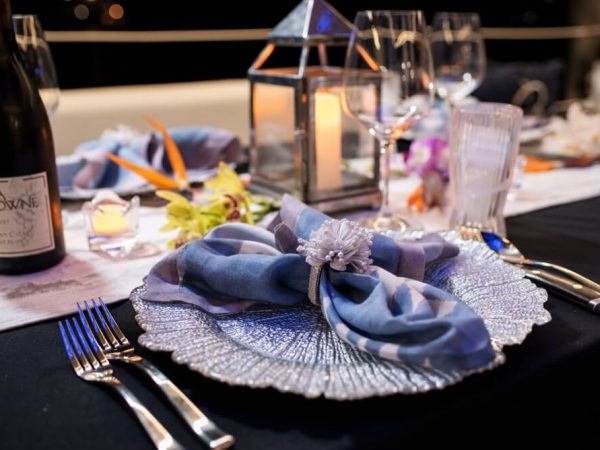 Catamaran_Gracious_table_setting Catamaran_Gracious_table_setting