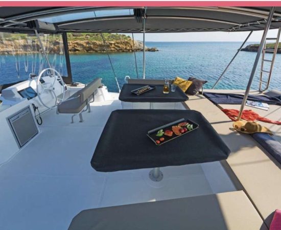 Catamaran_Windward_flybridge