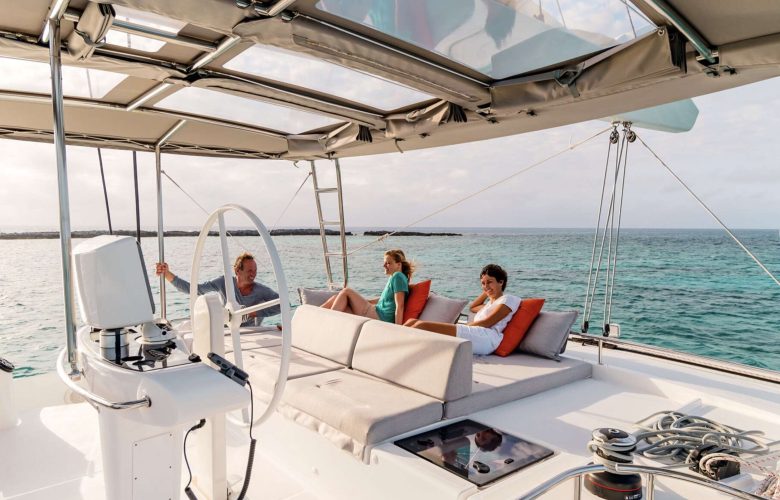 Catamaran_Liquid_Zen_flybridge Catamaran_Liquid_Zen_flybridge