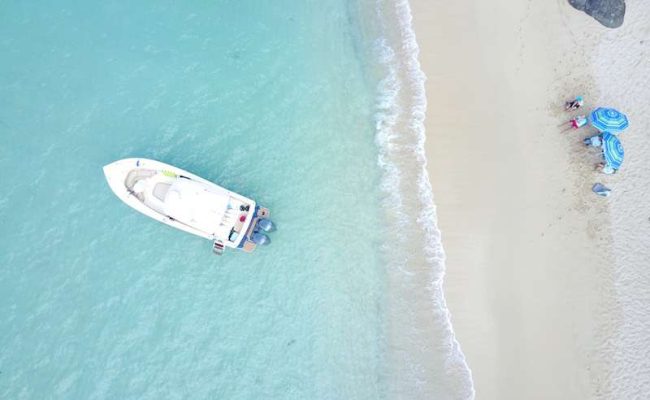 Motor_Yacht_Midnight_Moon_beach_picnic Motor_Yacht_Midnight_Moon_beach_picnic