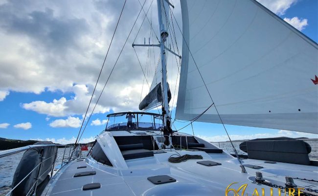 catamaran_allure_foredeck_sailing