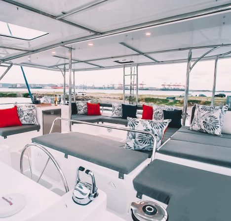 catamaran_barefeet_retreat_flybridge catamaran_barefeet_retreat_flybridge