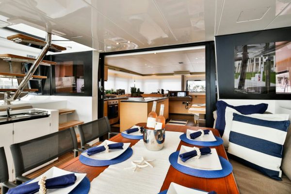 catamaran_dragonfly_cockpit_dining catamaran_dragonfly_cockpit_dining