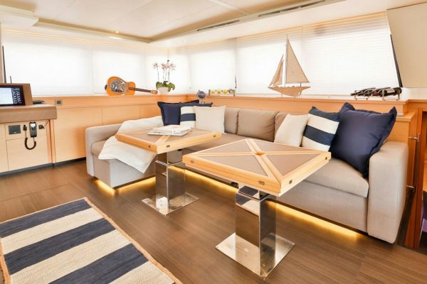 catamaran_dragonfly_salon catamaran_dragonfly_salon