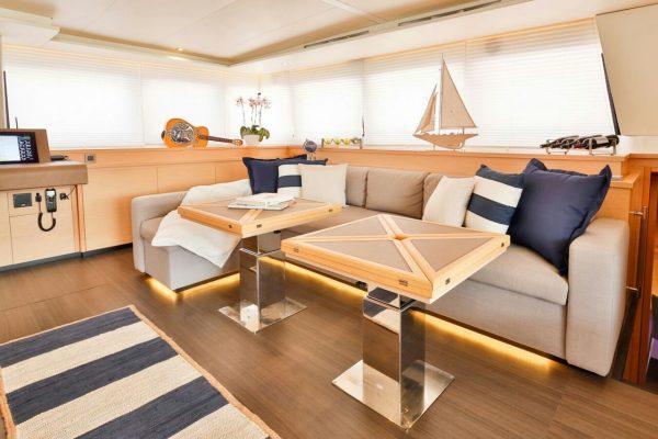 catamaran_dragonfly_salon catamaran_dragonfly_salon