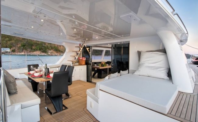 catamaran_euphoria_cockpit_dining catamaran_euphoria_cockpit_dining