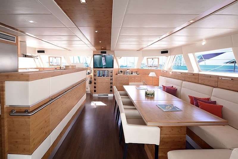 catamaran_excess_salon
