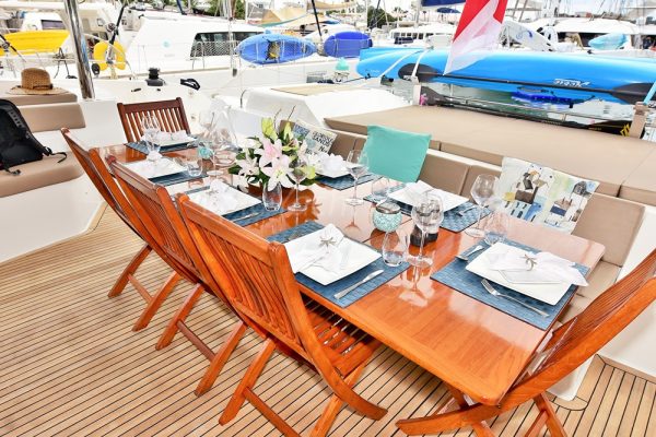 catamaran_lir_cockpit_dining catamaran_lir_cockpit_dining