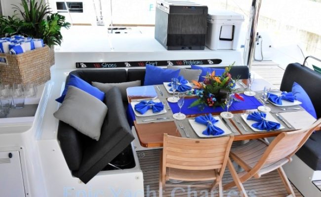 catamaran_lsland_hoppin_cockpit_dining catamaran_lsland_hoppin_cockpit_dining
