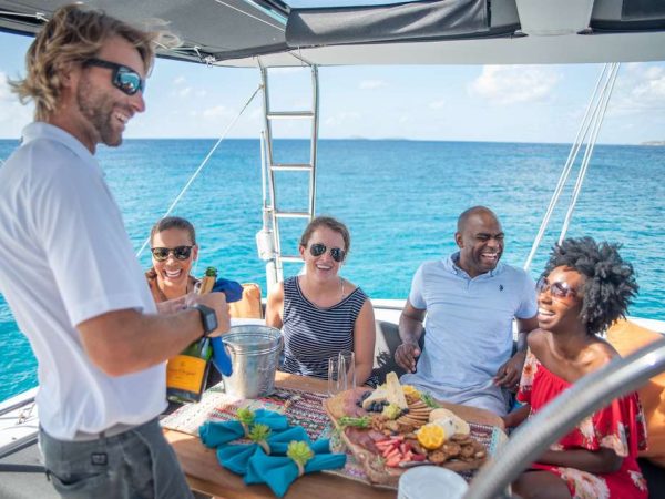 catamaran_oui_cheri_flybridge_dining catamaran_oui_cheri_flybridge_dining