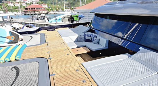 catamaran_relentless_foredeck catamaran_relentless_foredeck