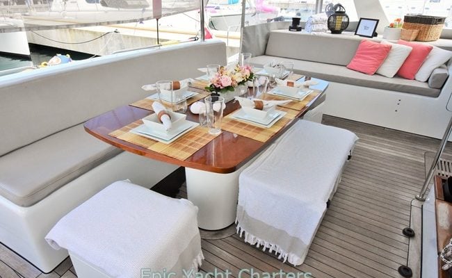 catamaran_santa_ana_cockpit_dining catamaran_santa_ana_cockpit_dining