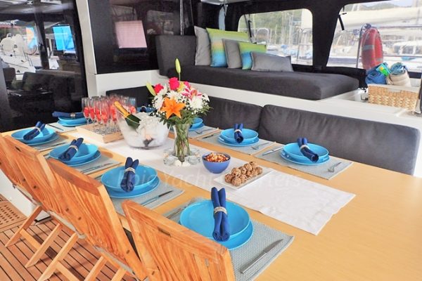 catamaran_seahome_cockpitdining catamaran_seahome_cockpitdining