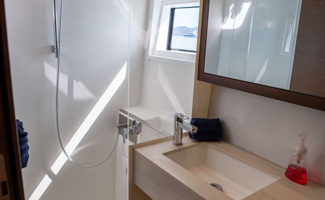 catamaran_tortuga_bathroom1 catamaran_tortuga_bathroom1