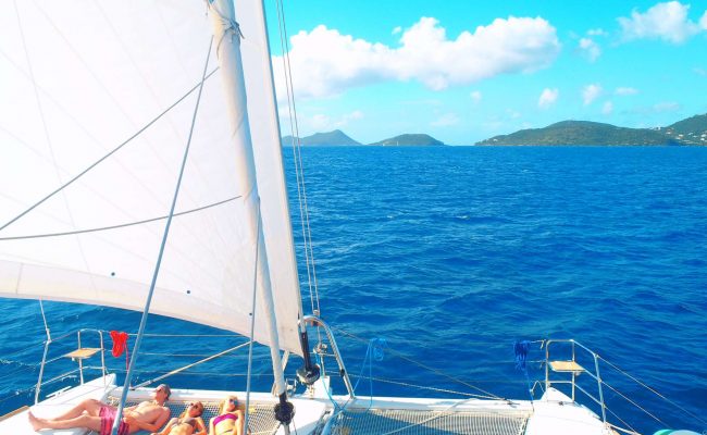 catamarn_azulia_foredeck_sailing catamarn_azulia_foredeck_sailing