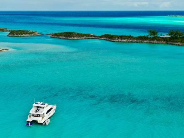 power_catamaran_eternity_bahamas_anchored power_catamaran_eternity_bahamas_anchored