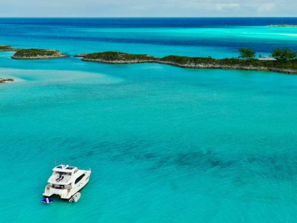 power_catamaran_eternity_bahamas_anchored power_catamaran_eternity_bahamas_anchored