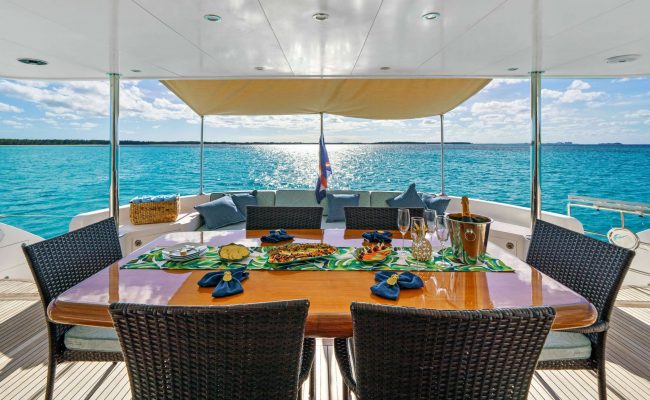 power_catamaran_indigo_cockpit_dining power_catamaran_indigo_cockpit_dining